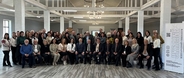  Викладачі факультету мистецтв спільно із учасниками та організаторами Симпозіуму у м.Вижниця.jpe